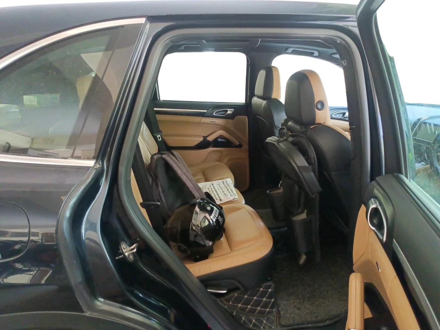 2015 Porsche Cayenne DIESEL, Diesel, Automatic, 99,456 km, interior