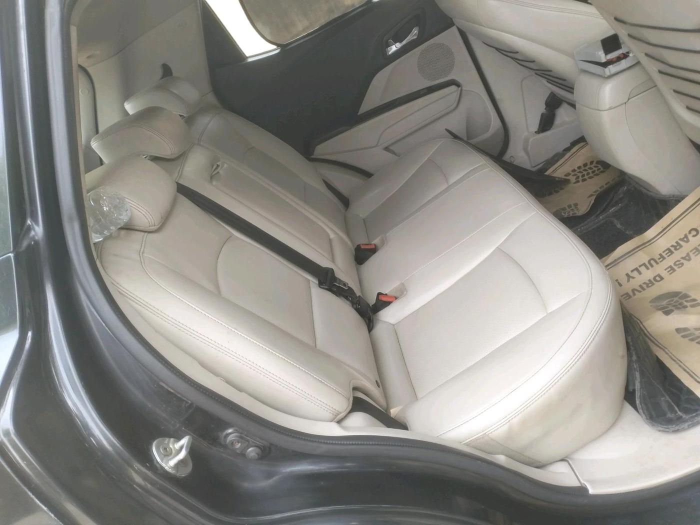 2020 Mahindra XUV300 W8 (O) 1.5 DIESEL, Diesel, Manual, 1,04,732 km, interior
