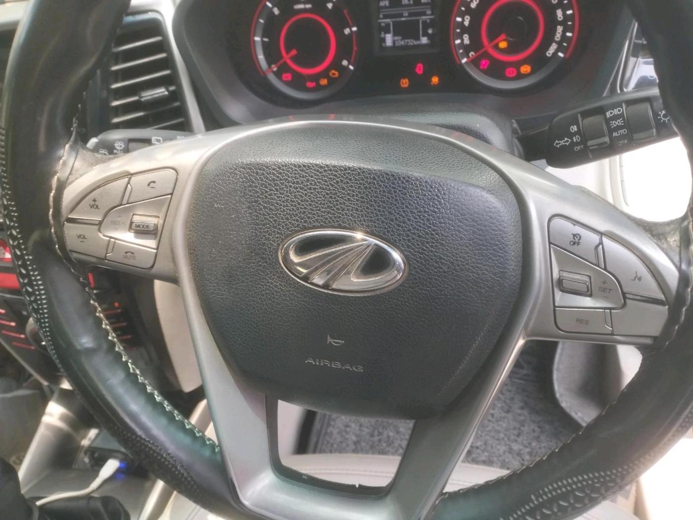 2020 Mahindra XUV300 W8 (O) 1.5 DIESEL, Diesel, Manual, 1,04,732 km, interior