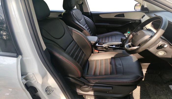 2022 Mahindra XUV700 AX 5 P MT 7 STR, Petrol, Manual, 18,893 km, interior