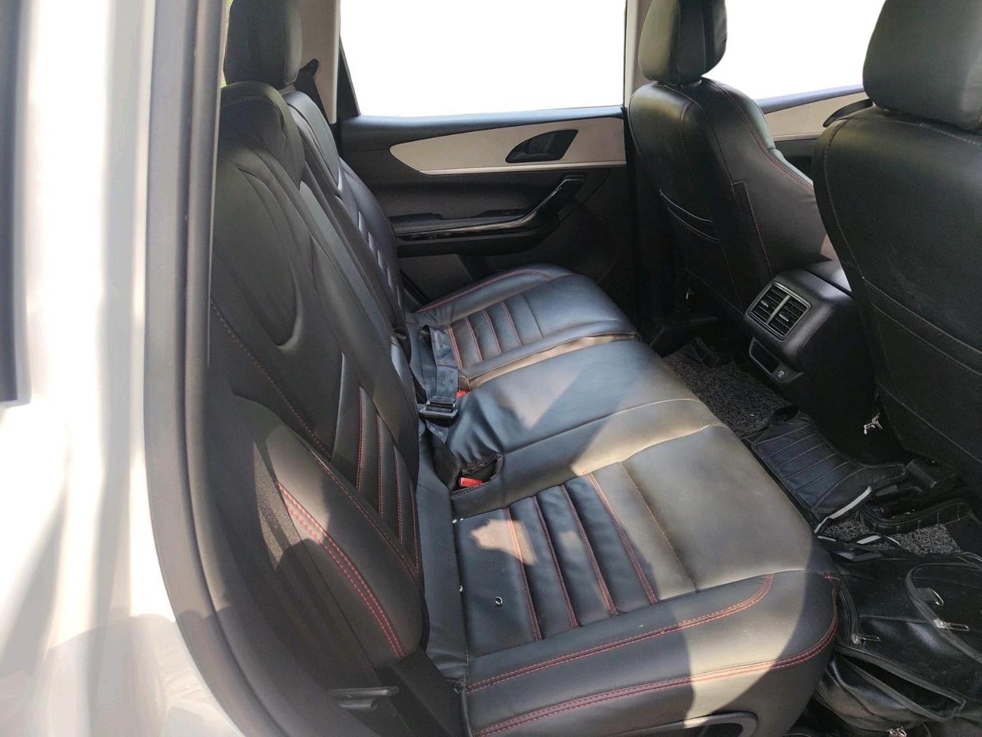 2022 Mahindra XUV700 AX 5 P MT 7 STR, Petrol, Manual, 18,900 km, interior