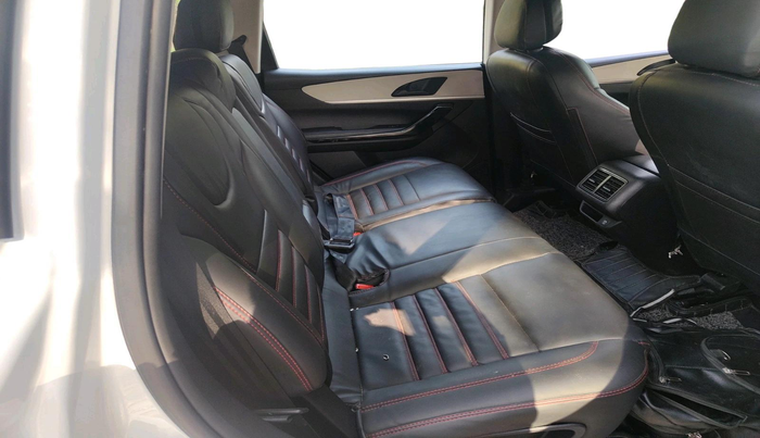 2022 Mahindra XUV700 AX 5 P MT 7 STR, Petrol, Manual, 18,893 km, interior
