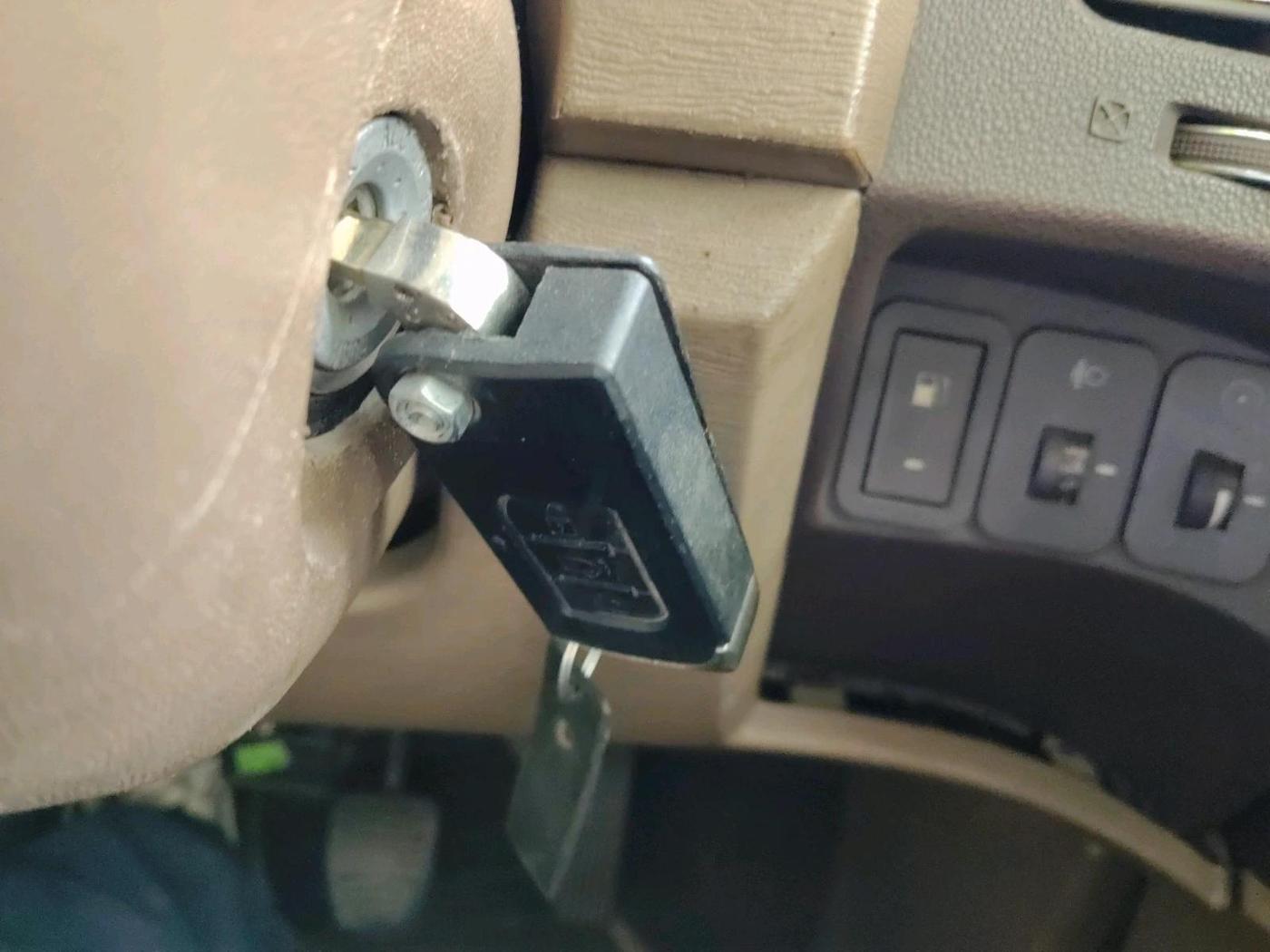 2012 Mahindra XUV500 W8, Diesel, Manual, 1,15,893 km, interior