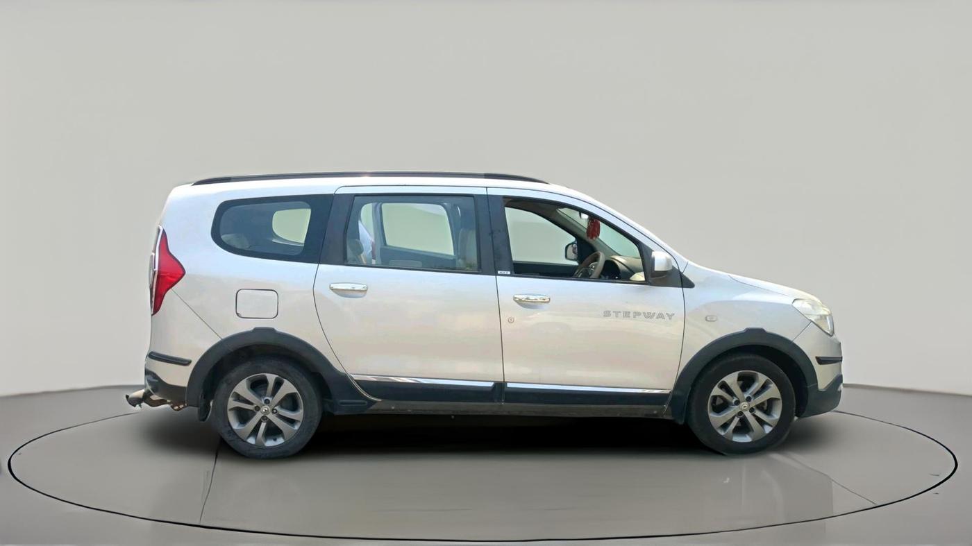 2016 Renault Lodgy 110 PS RXZ STEPWAY 8 STR, Diesel, Manual, 1,04,476 km, exterior