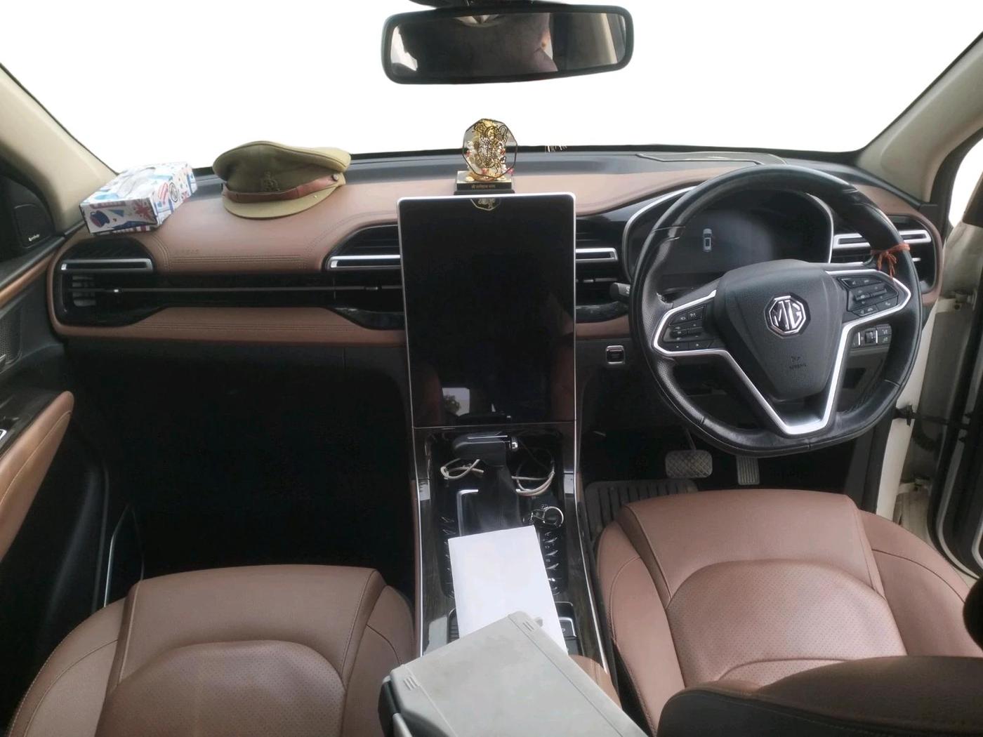 2023 MG HECTOR PLUS SAVVY PRO 1.5 TURBO CVT 6 STR, Petrol, Automatic, 20,165 km, interior