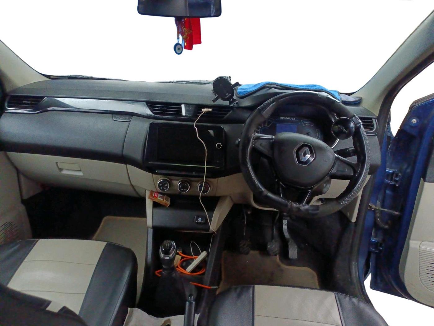 2020 Renault TRIBER RXT, CNG, Manual, 87,400 km, interior