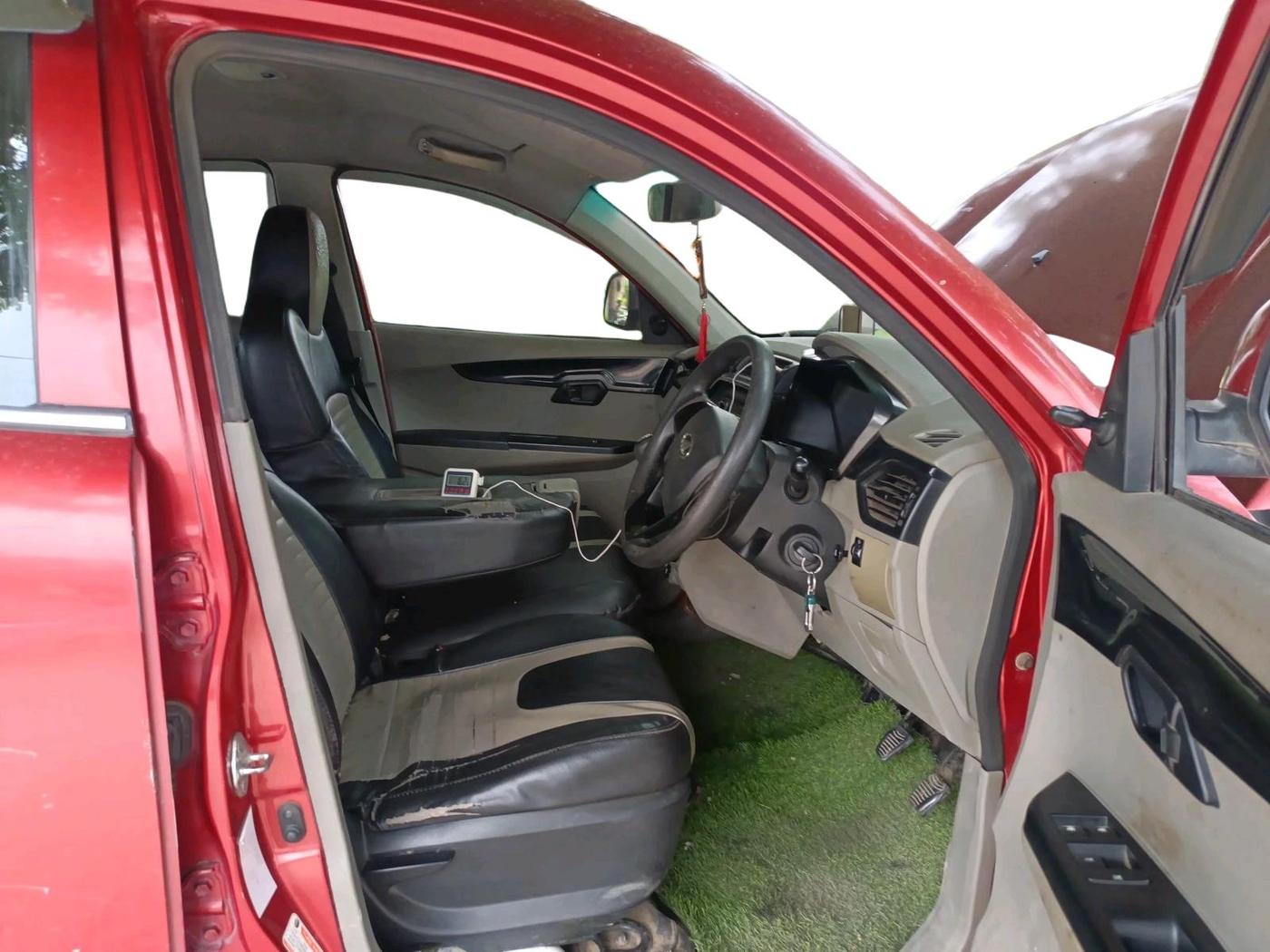 2016 Mahindra Kuv100 K4 D 6 STR, Diesel, Manual, 87,533 km, interior