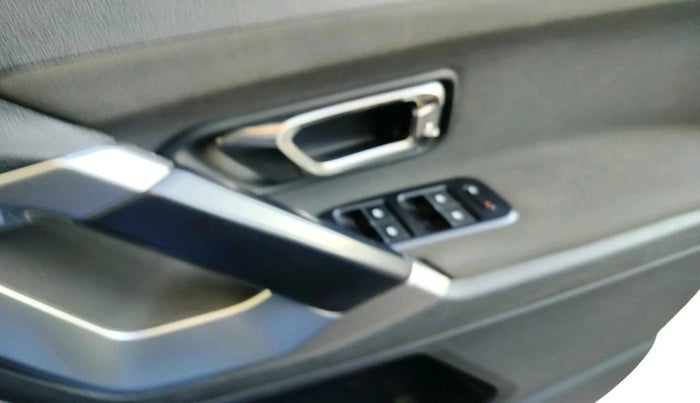 2020 Tata Harrier XT 2.0L KRYOTEC, Diesel, Manual, 61,900 km, interior