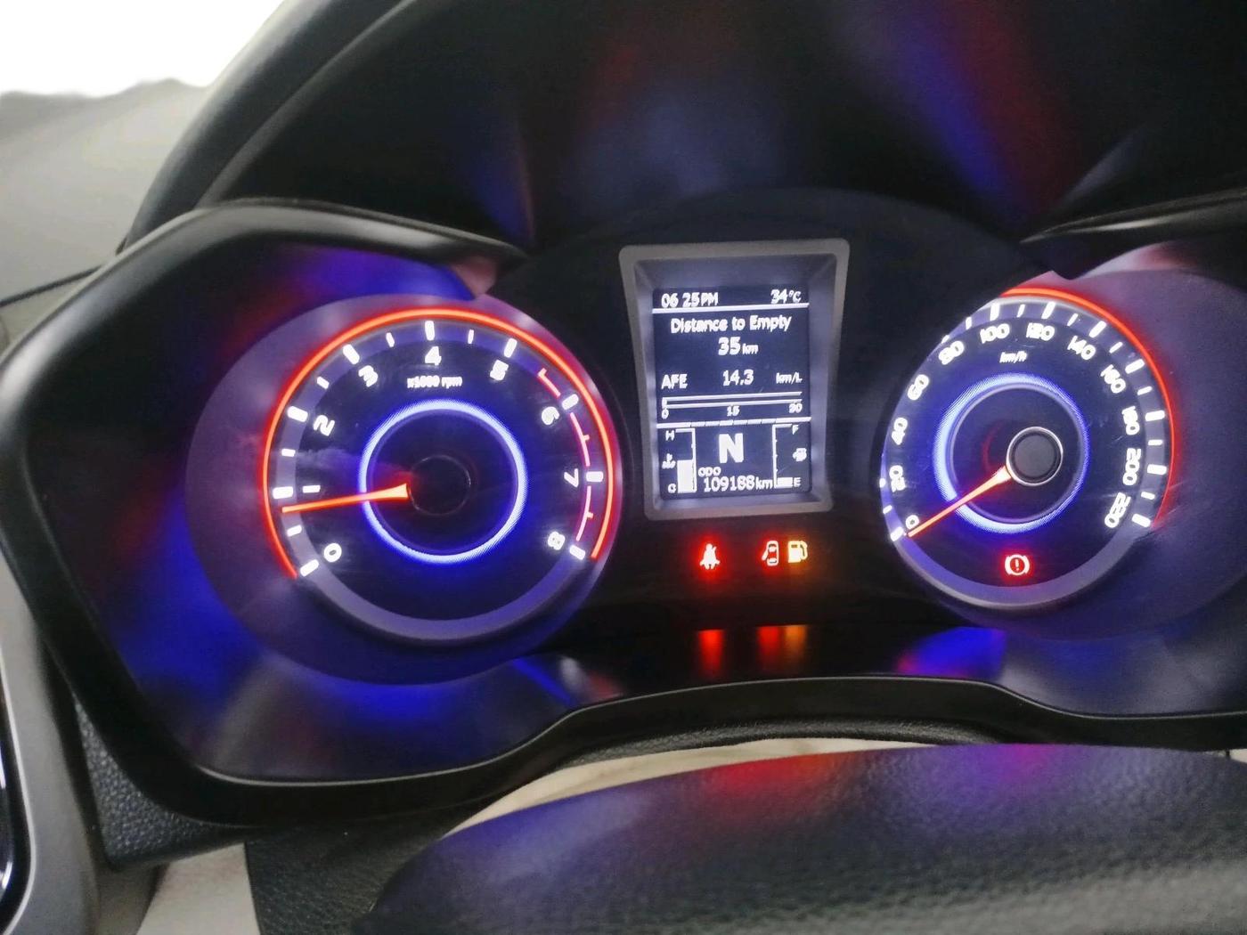 2021 Mahindra XUV300 W8 1.2 PETROL, Petrol, Manual, 1,09,188 km, interior