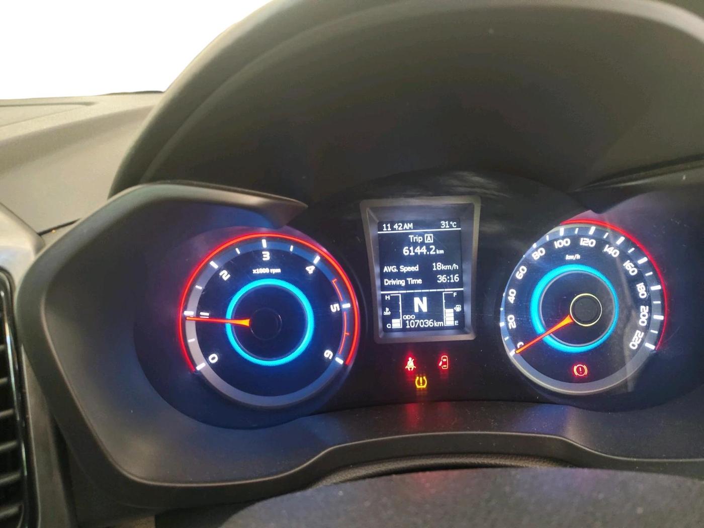 2018 Mahindra XUV300 W8 (O) 1.5 DIESEL, Diesel, Manual, 1,07,036 km, interior