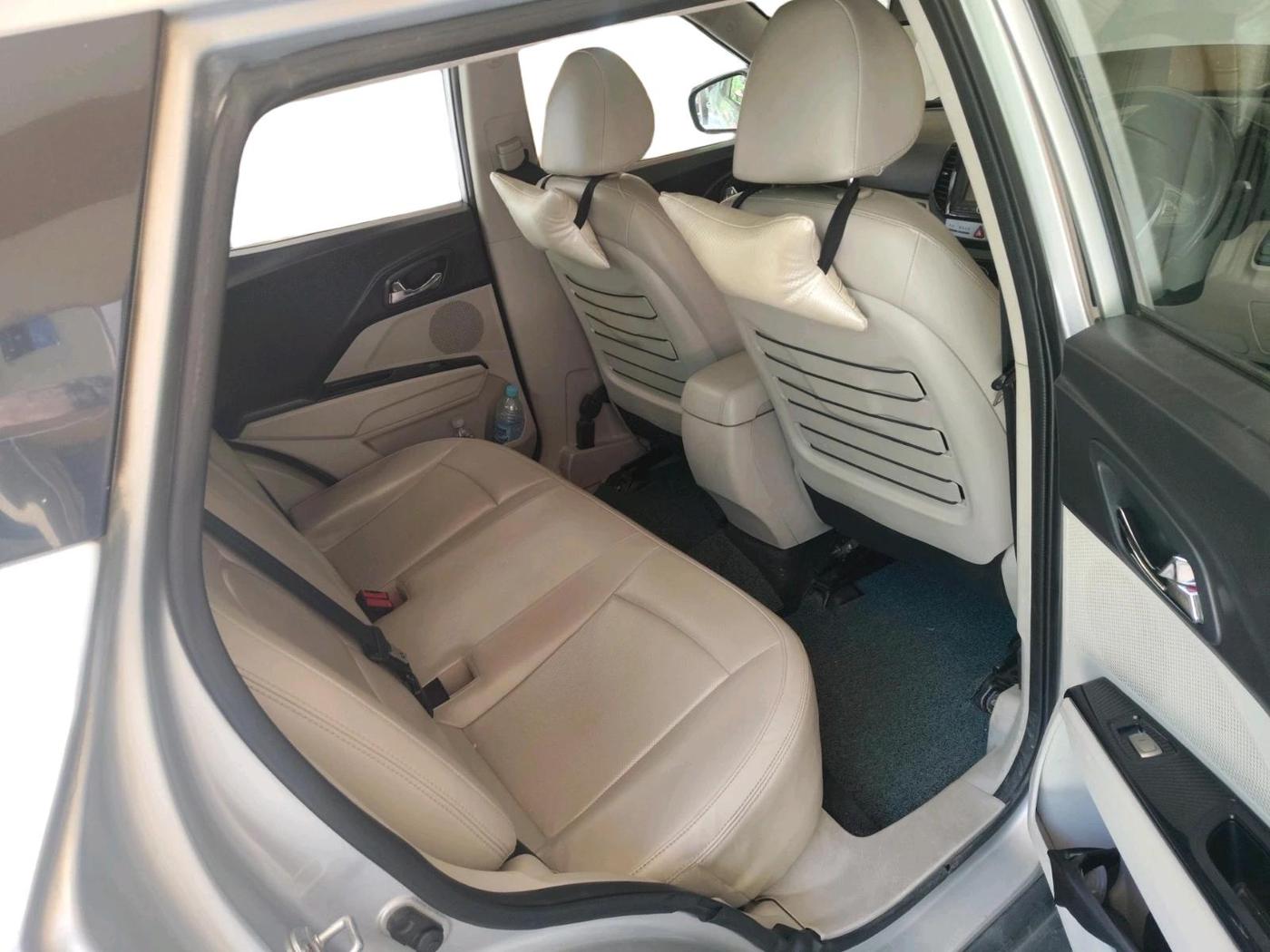 2018 Mahindra XUV300 W8 (O) 1.5 DIESEL, Diesel, Manual, 1,07,036 km, interior