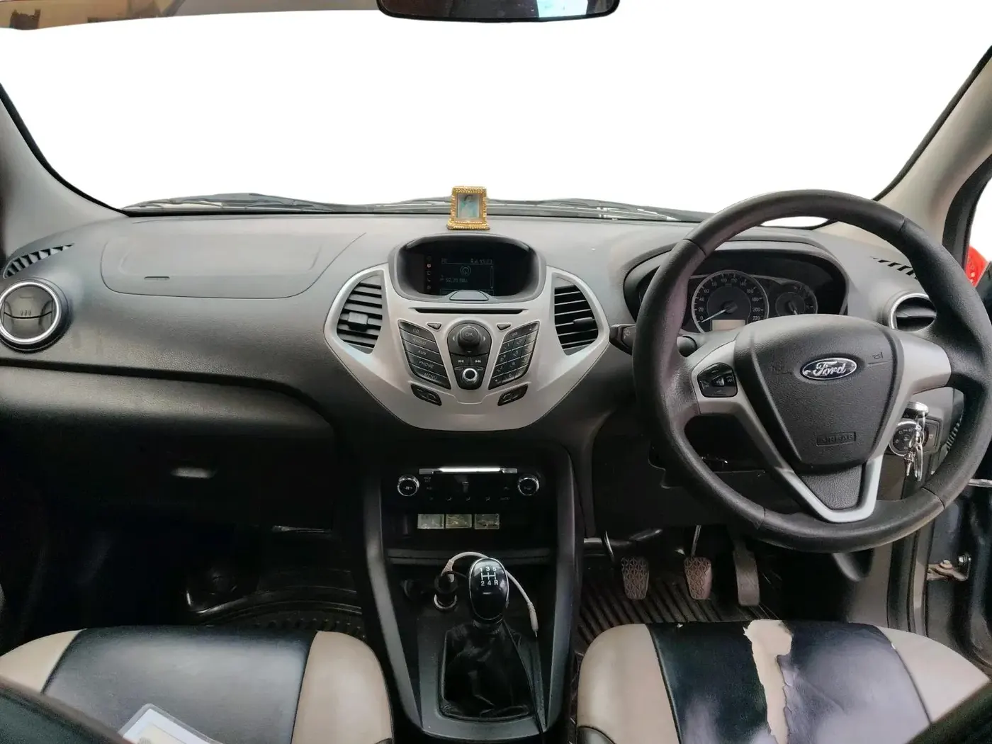 2015 Ford New Figo TITANIUM 1.2 PETROL MT, Petrol, Manual, 80,459 km, interior