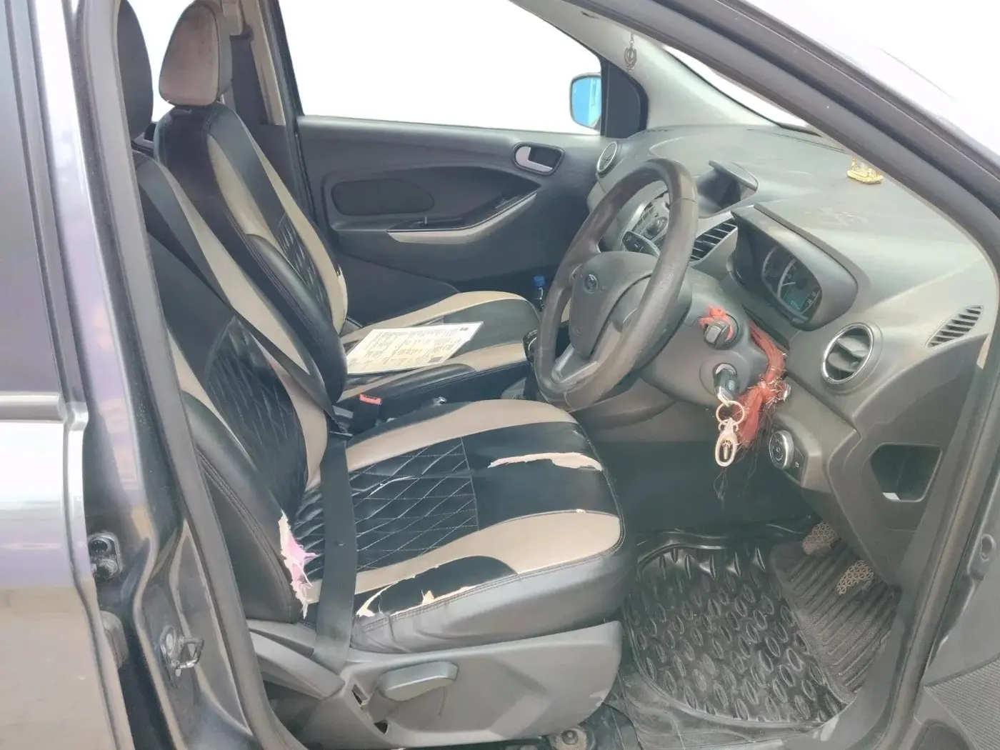 2015 Ford New Figo TITANIUM 1.2 PETROL MT, Petrol, Manual, 80,459 km, interior