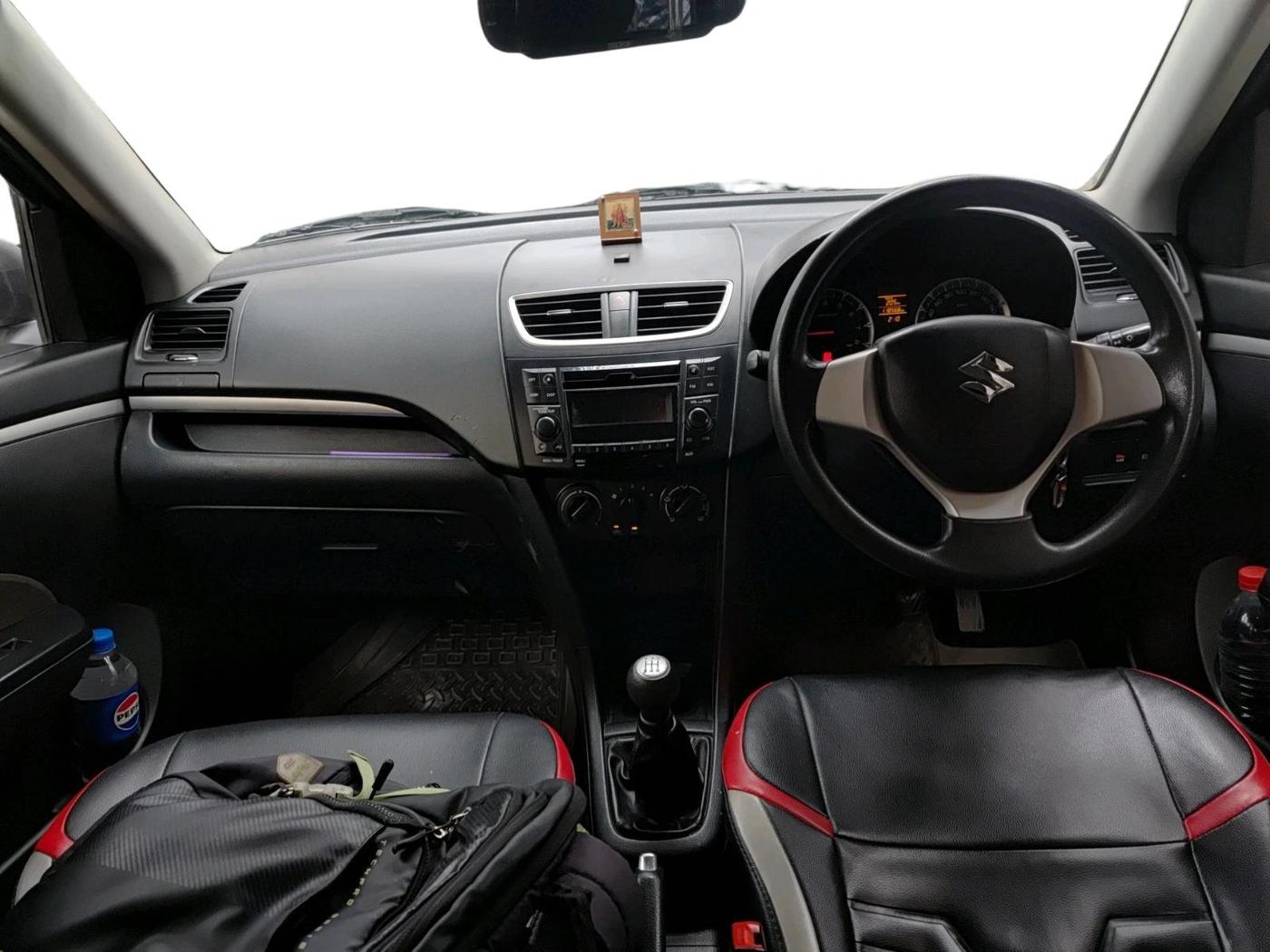 2017 Maruti Swift VXI, Petrol, Manual, 1,18,568 km, interior