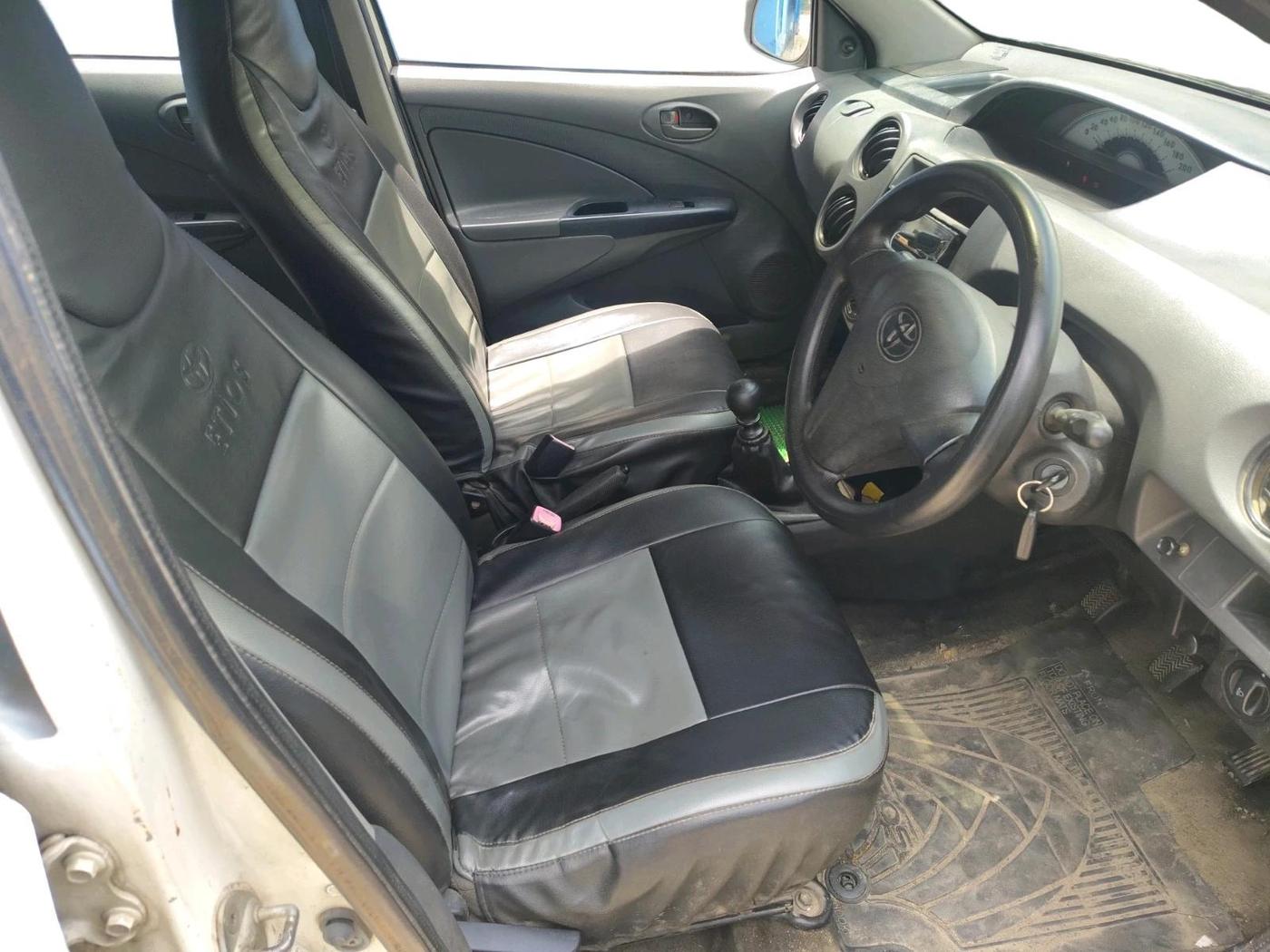 2012 Toyota Etios Liva G, Petrol, Manual, 1,50,337 km, interior