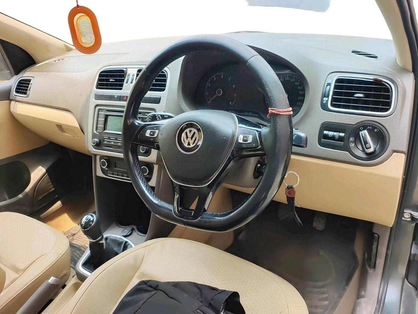 2015 Volkswagen Vento HIGHLINE 1.6 MPI, Petrol, Manual, 60,868 km, interior