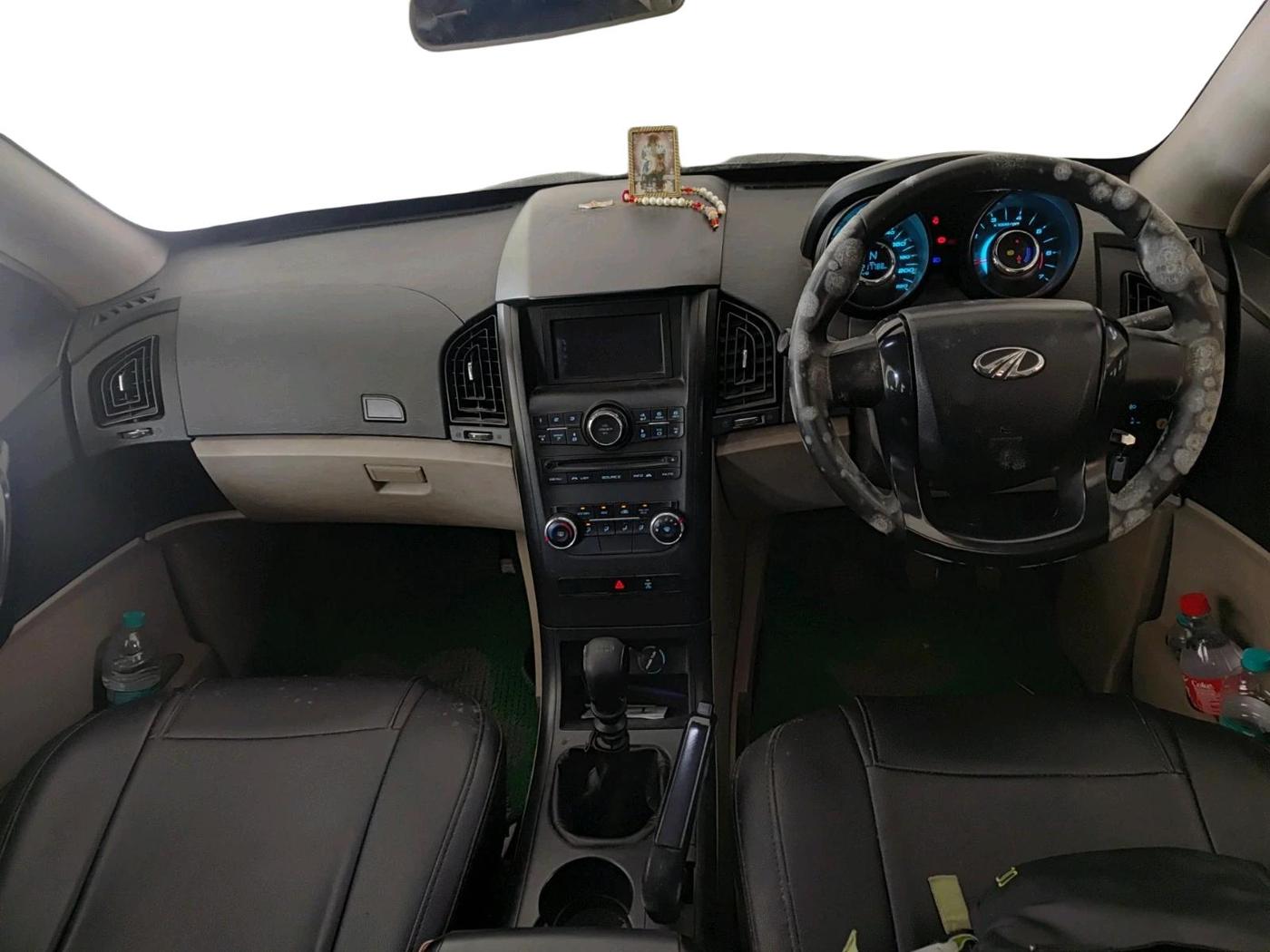 2016 Mahindra XUV500 W4, Diesel, Manual, 2,17,788 km, interior