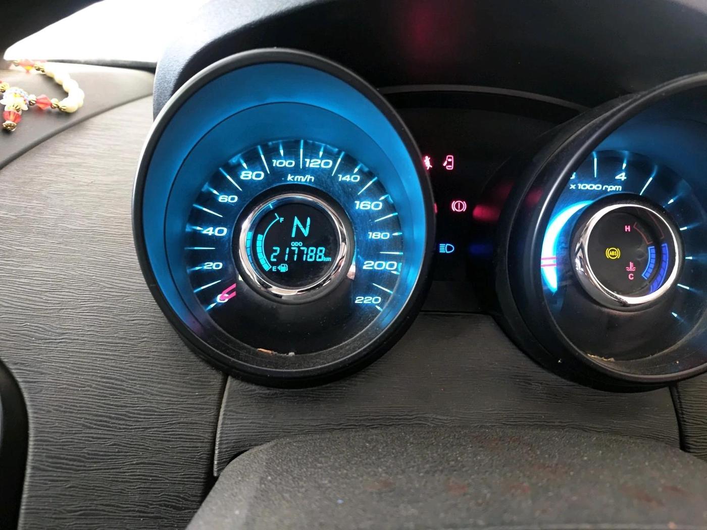 2016 Mahindra XUV500 W4, Diesel, Manual, 2,17,788 km, interior