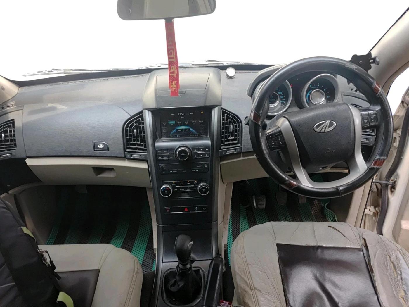 2016 Mahindra XUV500 W6, Diesel, Manual, 86,276 km, interior
