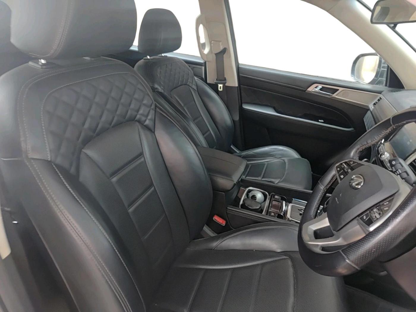 2020 Mahindra ALTURAS G4 2WD AT, Diesel, Automatic, 40,297 km, interior