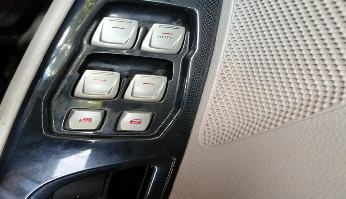 2020 Mahindra XUV300 W8 1.5 DIESEL, Diesel, Manual, 56,377 km, interior