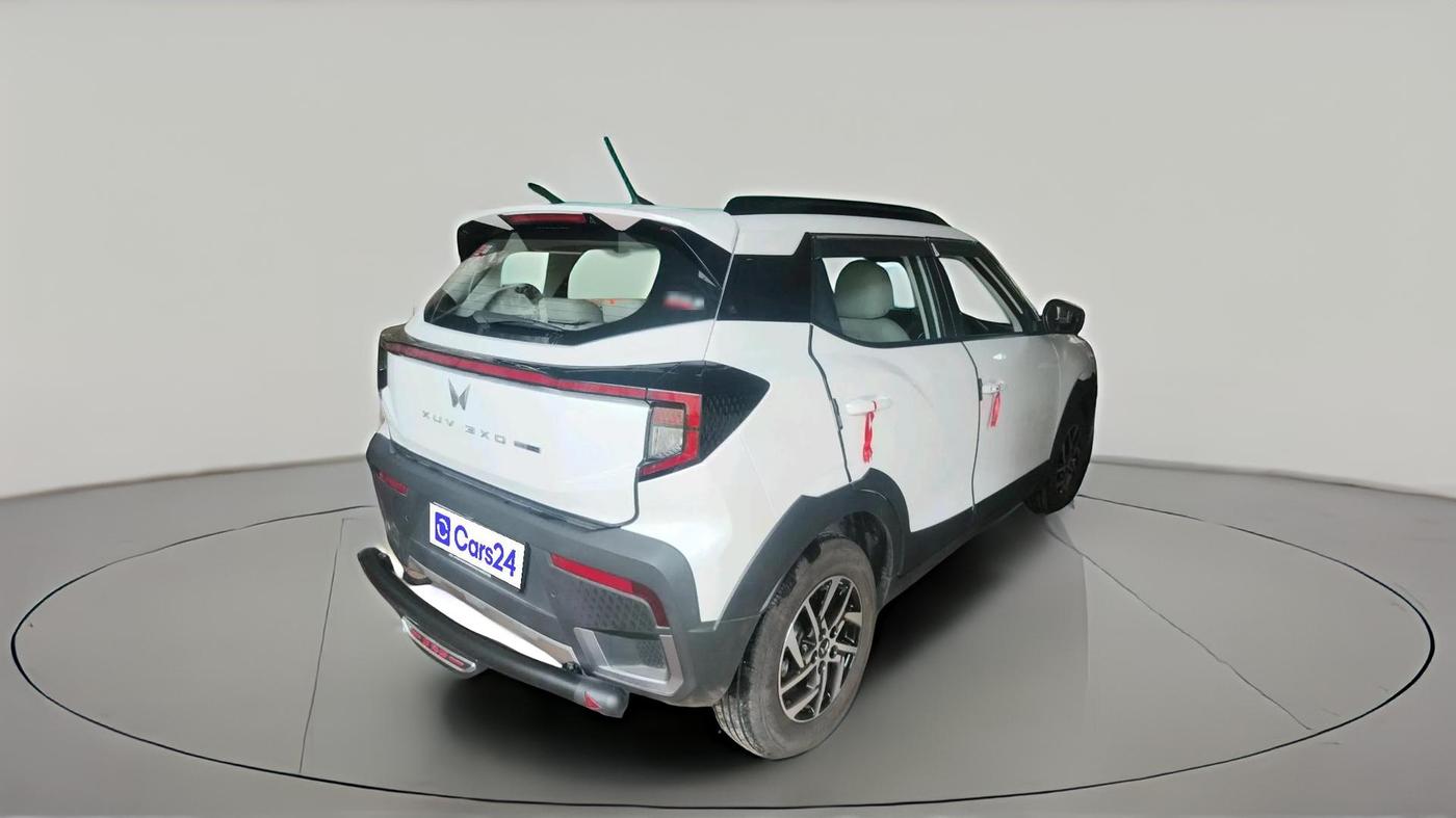 2025 Mahindra XUV 3XO AX5 1.2 L TCMPFi, Petrol, Manual, 3,930 km, exterior