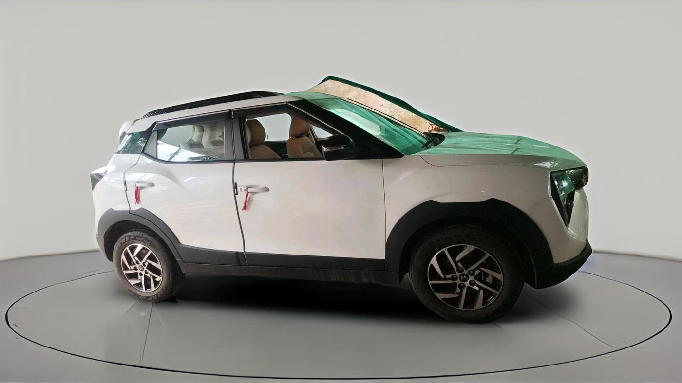 2025 Mahindra XUV 3XO AX5 1.2 L TCMPFi, Petrol, Manual, 3,930 km, exterior