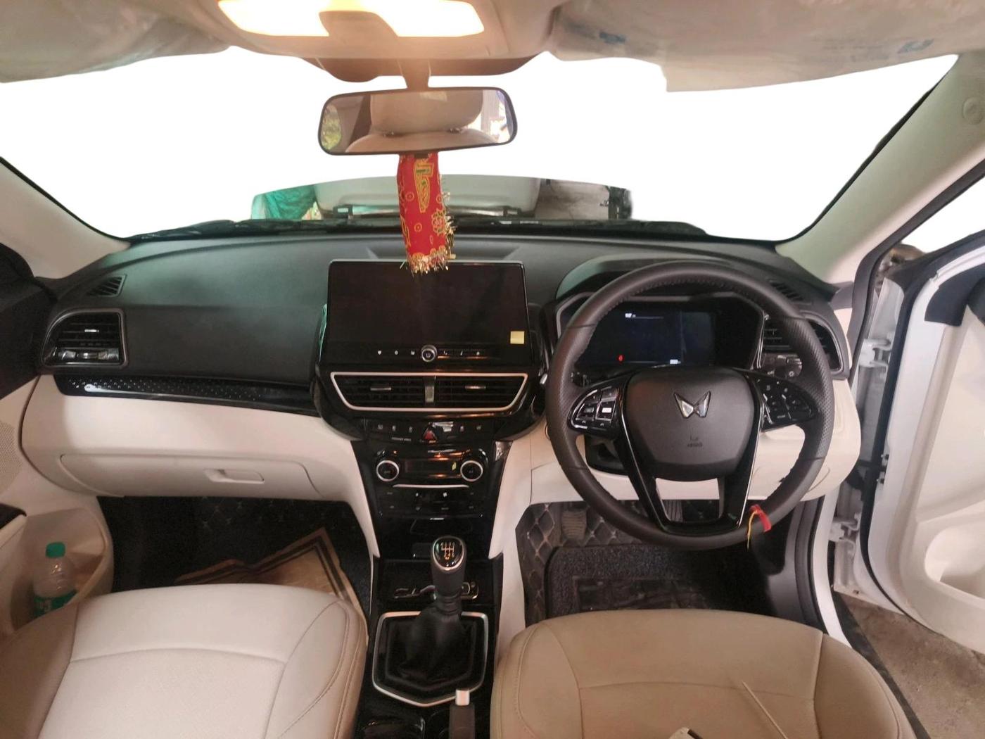 2025 Mahindra XUV 3XO AX5 1.2 L TCMPFi, Petrol, Manual, 3,930 km, interior