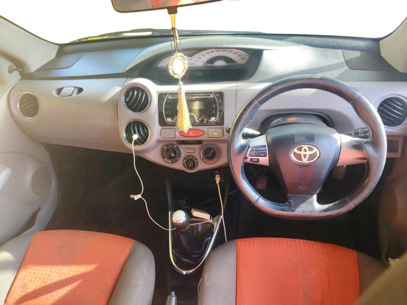 2011 Toyota Etios Liva VX, Petrol, Manual, 85,173 km, interior
