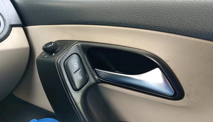 2012 Volkswagen Polo COMFORTLINE 1.2L PETROL, Petrol, Manual, 1,07,606 km, interior