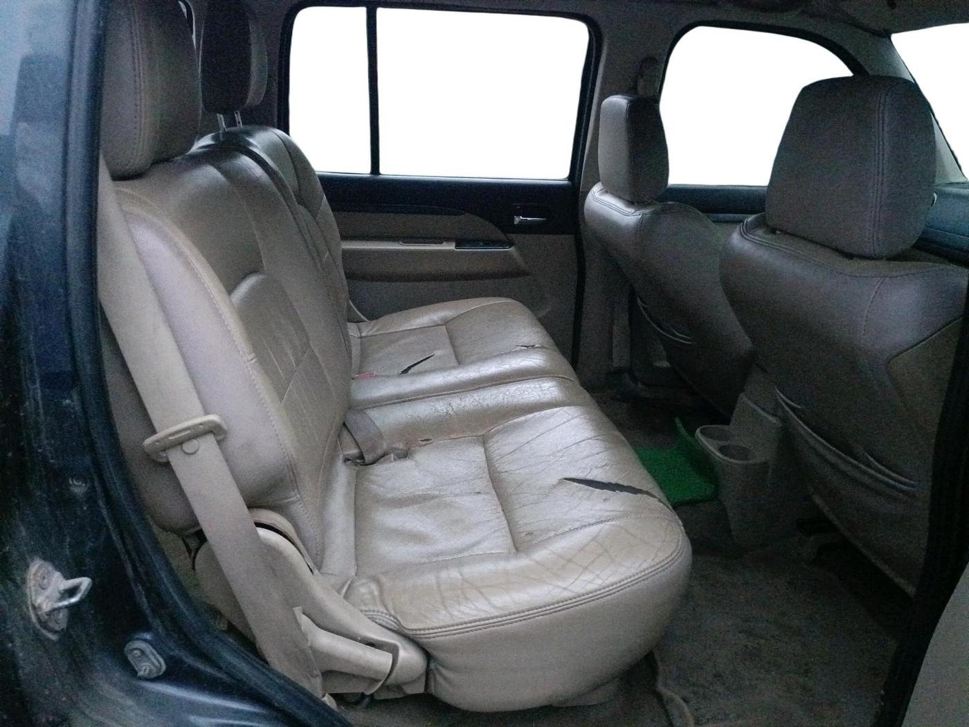 2011 Ford Endeavour 2.5L 4X2 AT, Diesel, Automatic, 1,22,951 km, interior