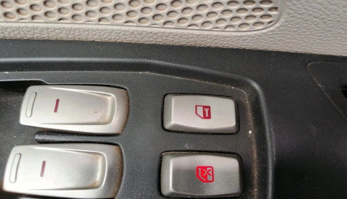 2023 Mahindra XUV300 W6 1.2 PETROL, Petrol, Manual, 24,040 km, interior