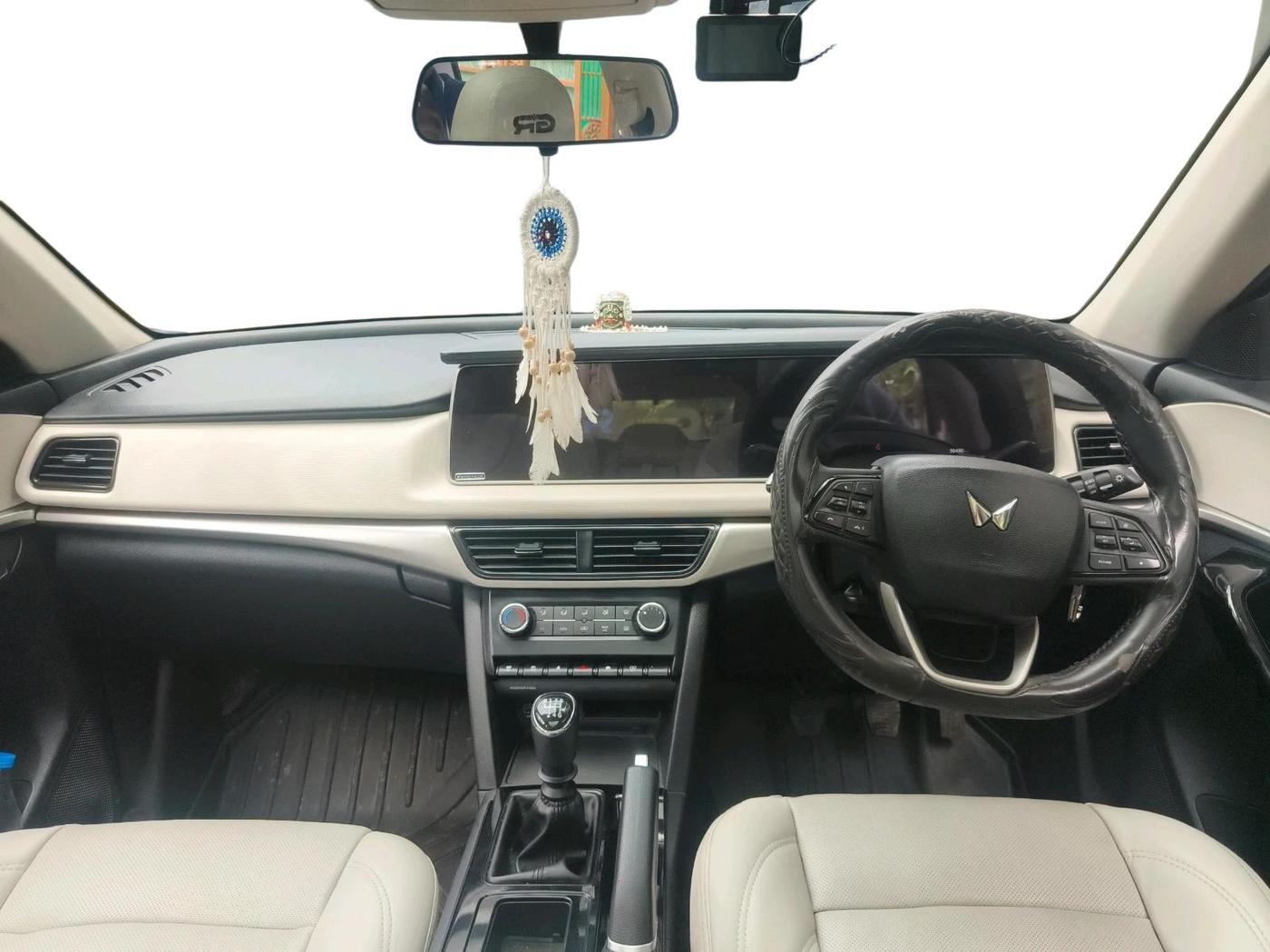 2024 Mahindra XUV700 AX 5 P MT 7 STR, Petrol, Manual, 56,430 km, interior