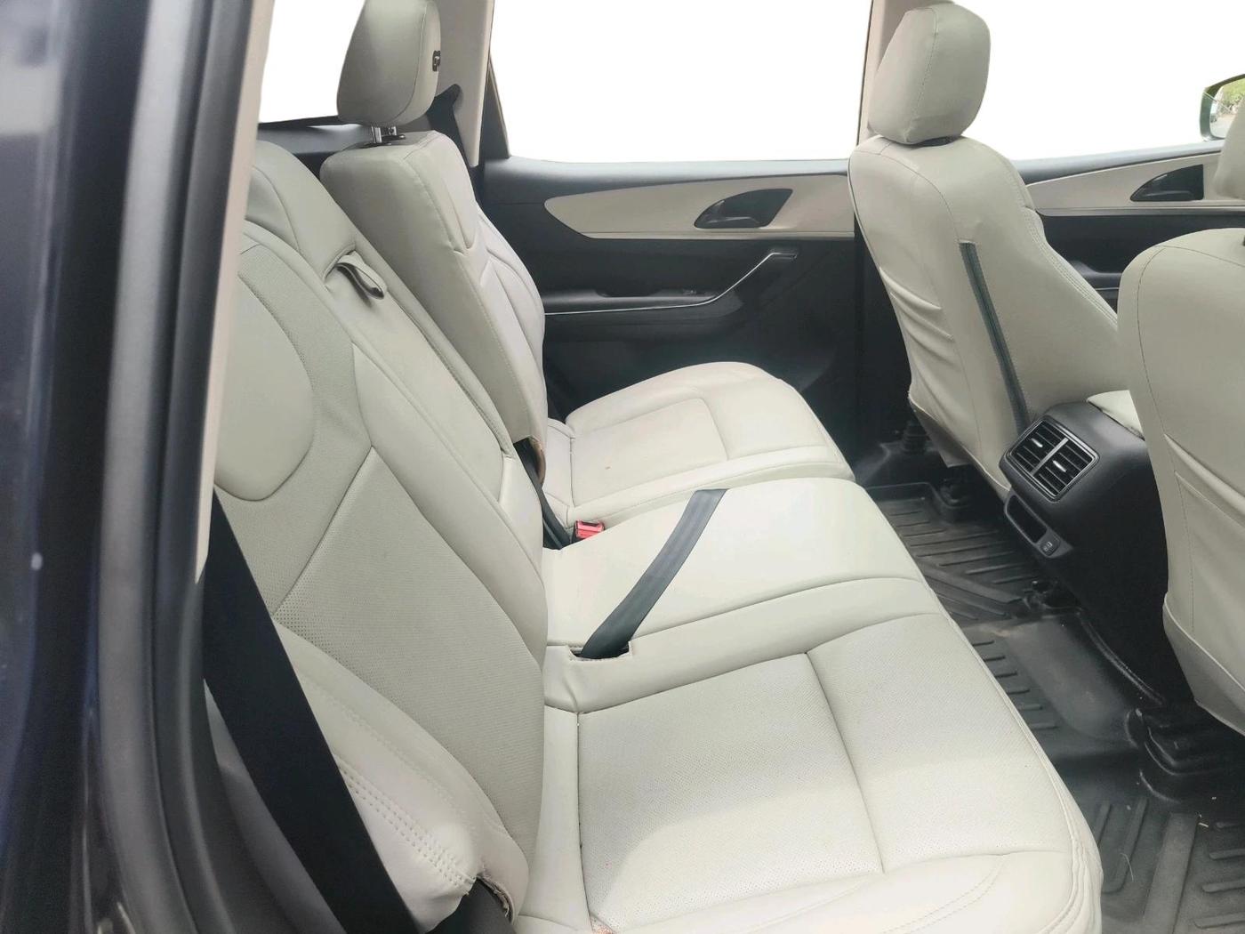 2024 Mahindra XUV700 AX 5 P MT 7 STR, Petrol, Manual, 56,430 km, interior