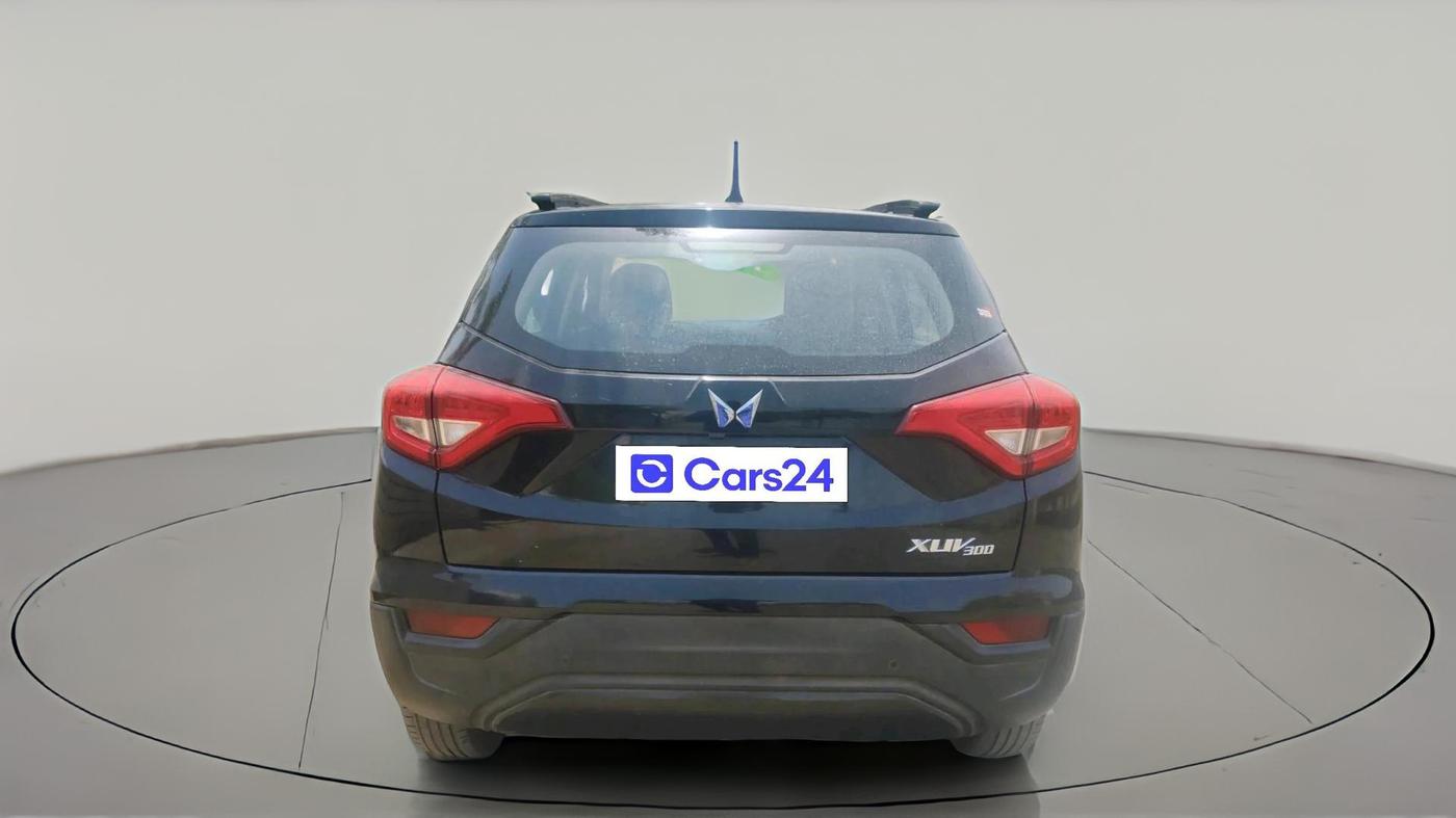 2023 Mahindra XUV300 W6 1.2 PETROL, Petrol, Manual, 27,568 km, exterior
