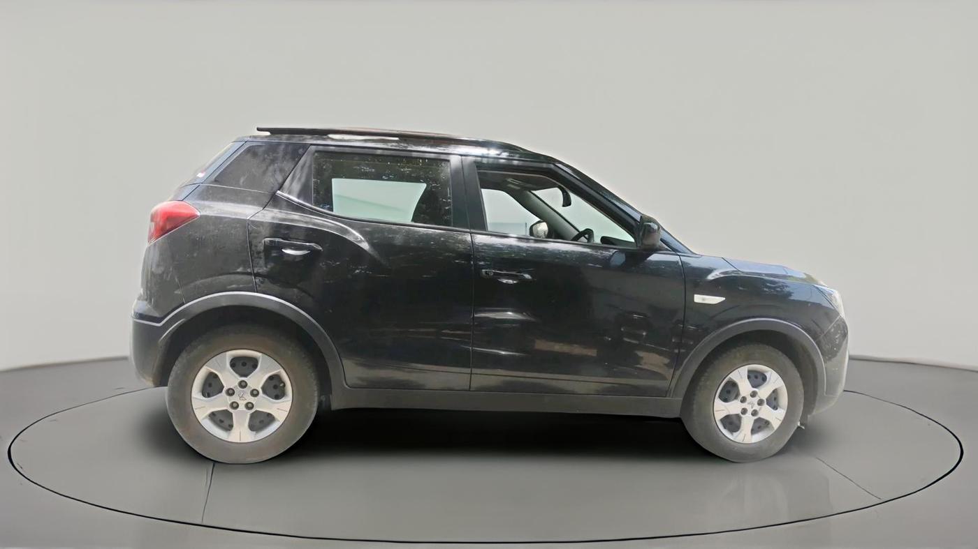 2023 Mahindra XUV300 W6 1.2 PETROL, Petrol, Manual, 27,568 km, exterior