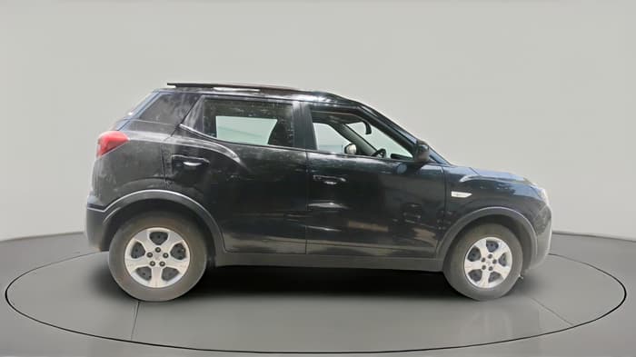2023 Mahindra XUV300 W6 1.2 PETROL, Petrol, Manual, 27,568 km, exterior