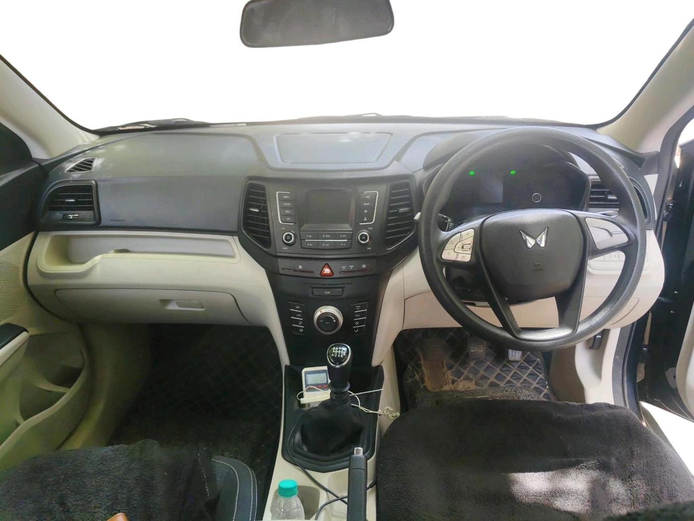 2023 Mahindra XUV300 W6 1.2 PETROL, Petrol, Manual, 27,568 km, interior