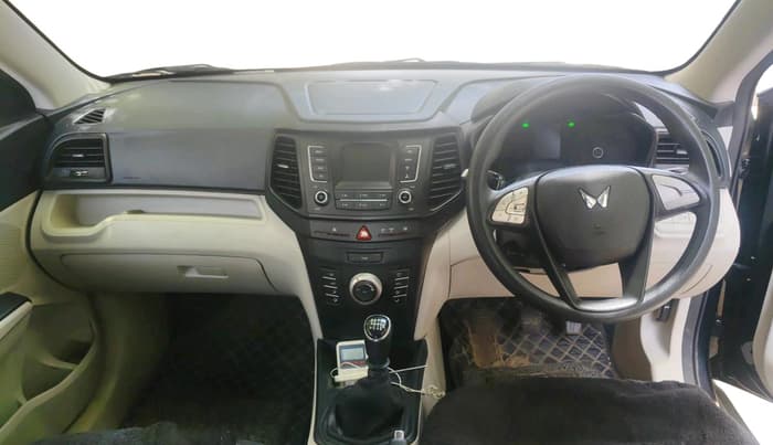 2023 Mahindra XUV300 W6 1.2 PETROL, Petrol, Manual, 27,568 km, interior