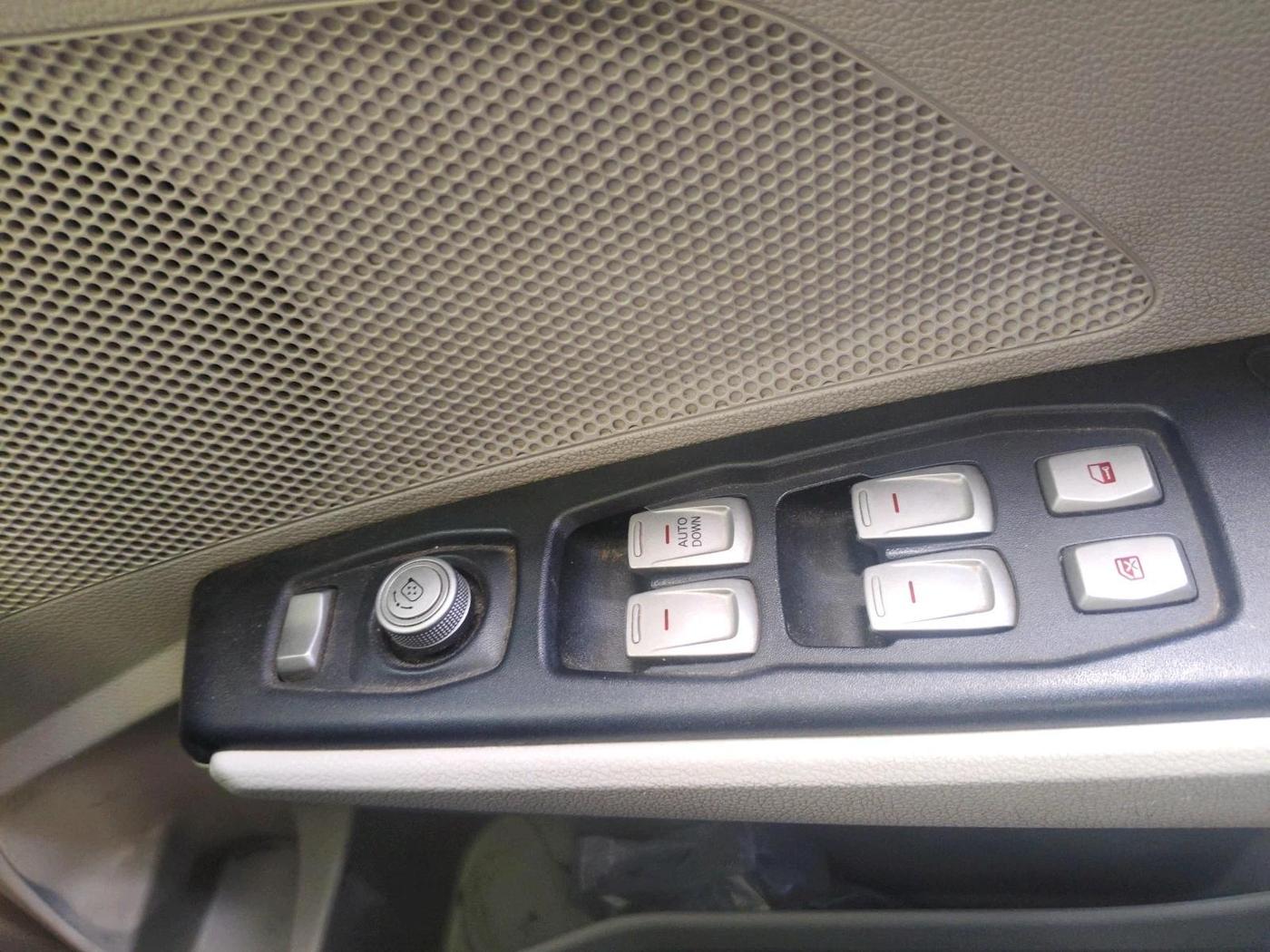 2023 Mahindra XUV300 W6 1.2 PETROL, Petrol, Manual, 27,568 km, interior