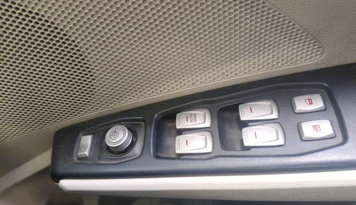 2023 Mahindra XUV300 W6 1.2 PETROL, Petrol, Manual, 27,568 km, interior