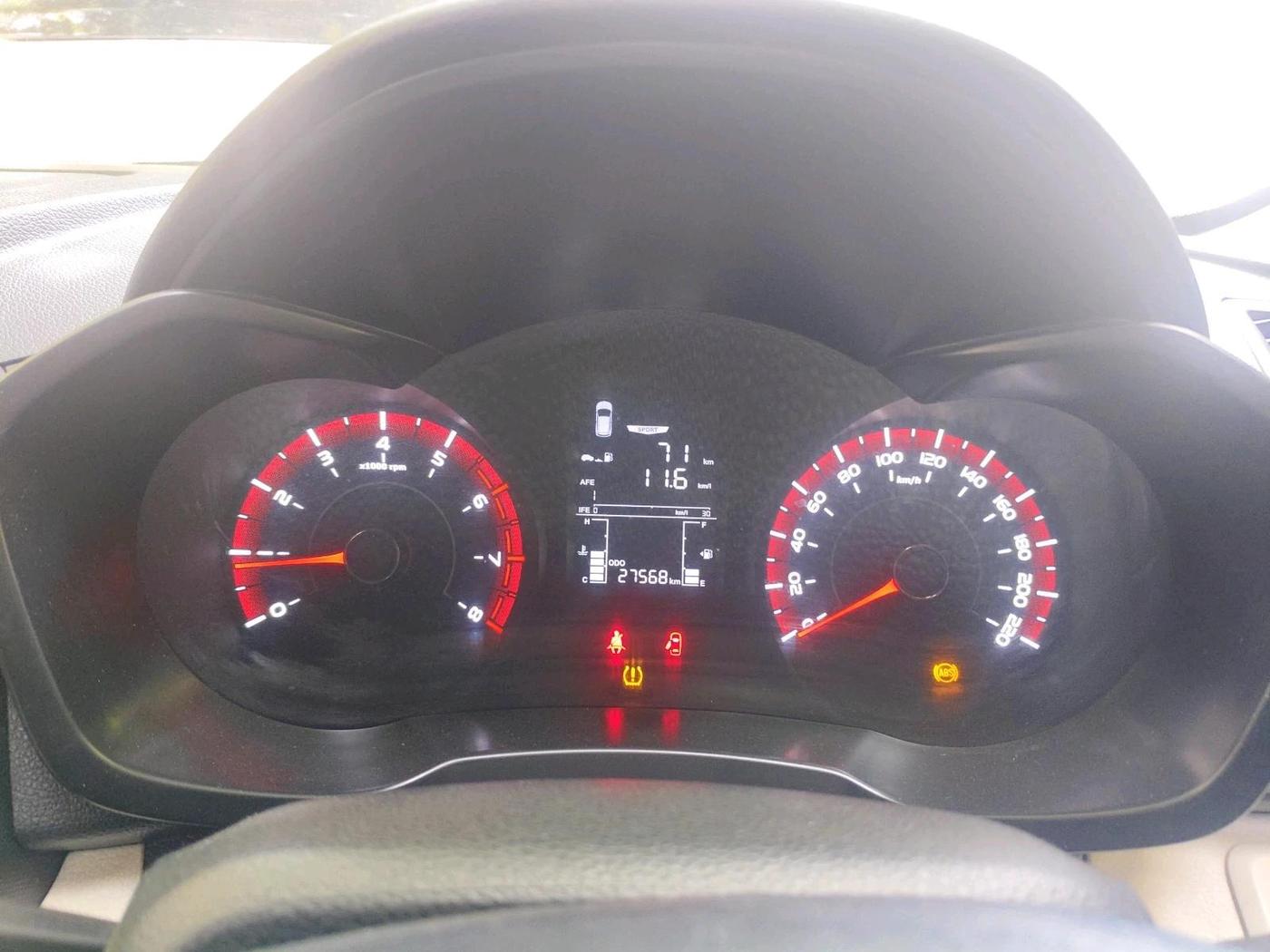 2023 Mahindra XUV300 W6 1.2 PETROL, Petrol, Manual, 27,568 km, interior