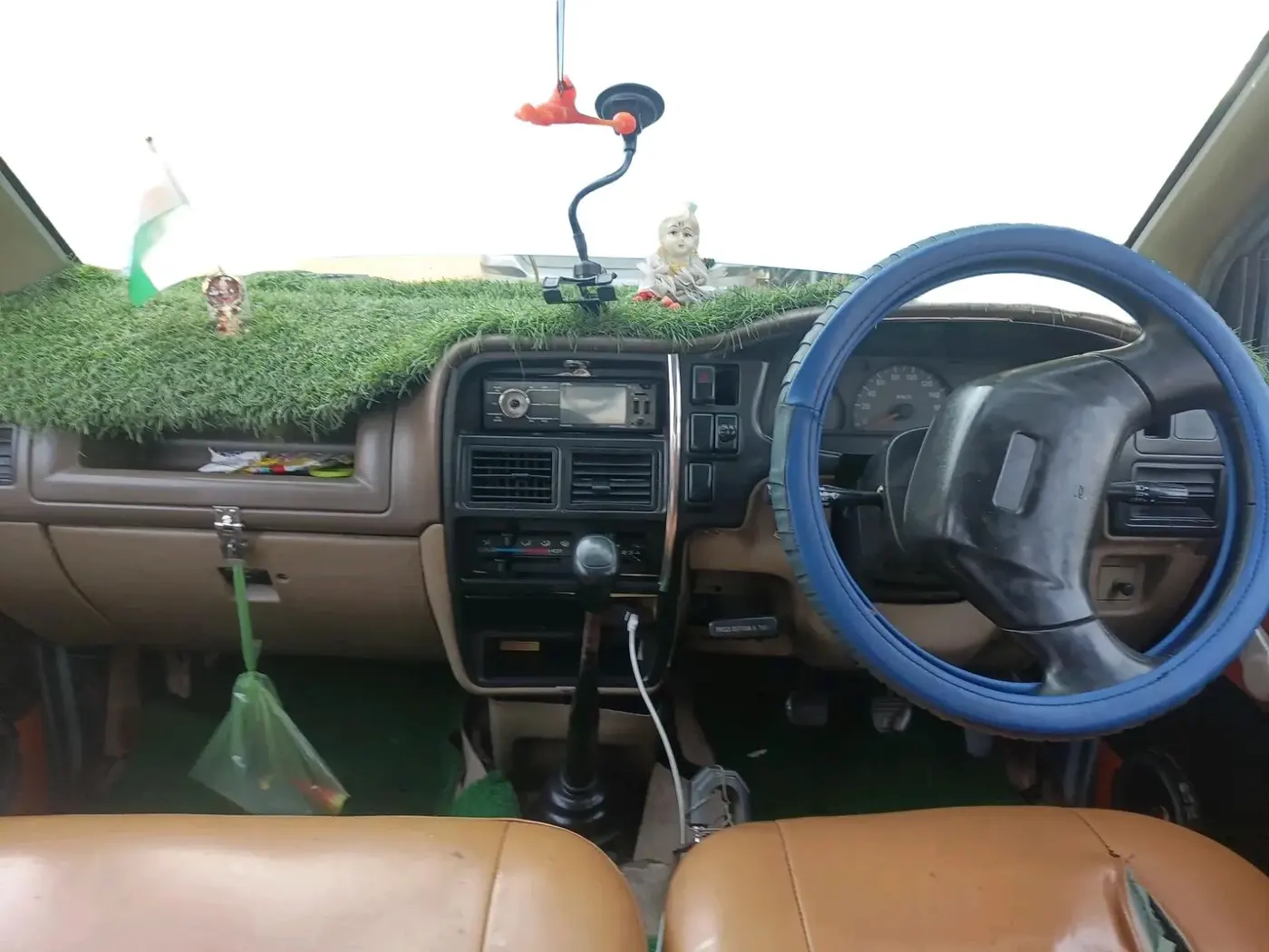 2008 Chevrolet Tavera NEO LS B3 10 STR BS III, Diesel, Manual, 3,27,316 km, interior