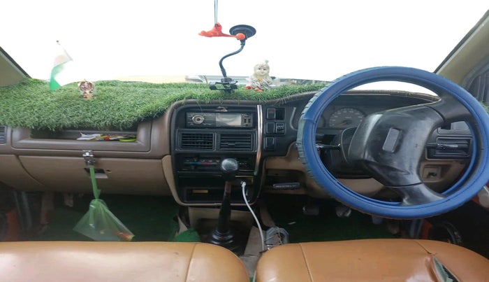 2008 Chevrolet Tavera NEO LS B3 10 STR BS III, Diesel, Manual, 3,27,316 km, interior