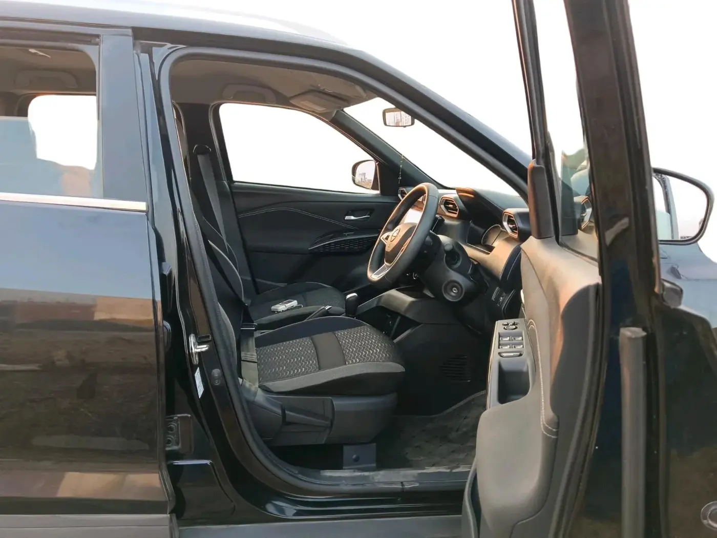 2024 Nissan MAGNITE Acenta B4D 1.0 Petrol AMT, CNG, Automatic, 28,465 km, interior