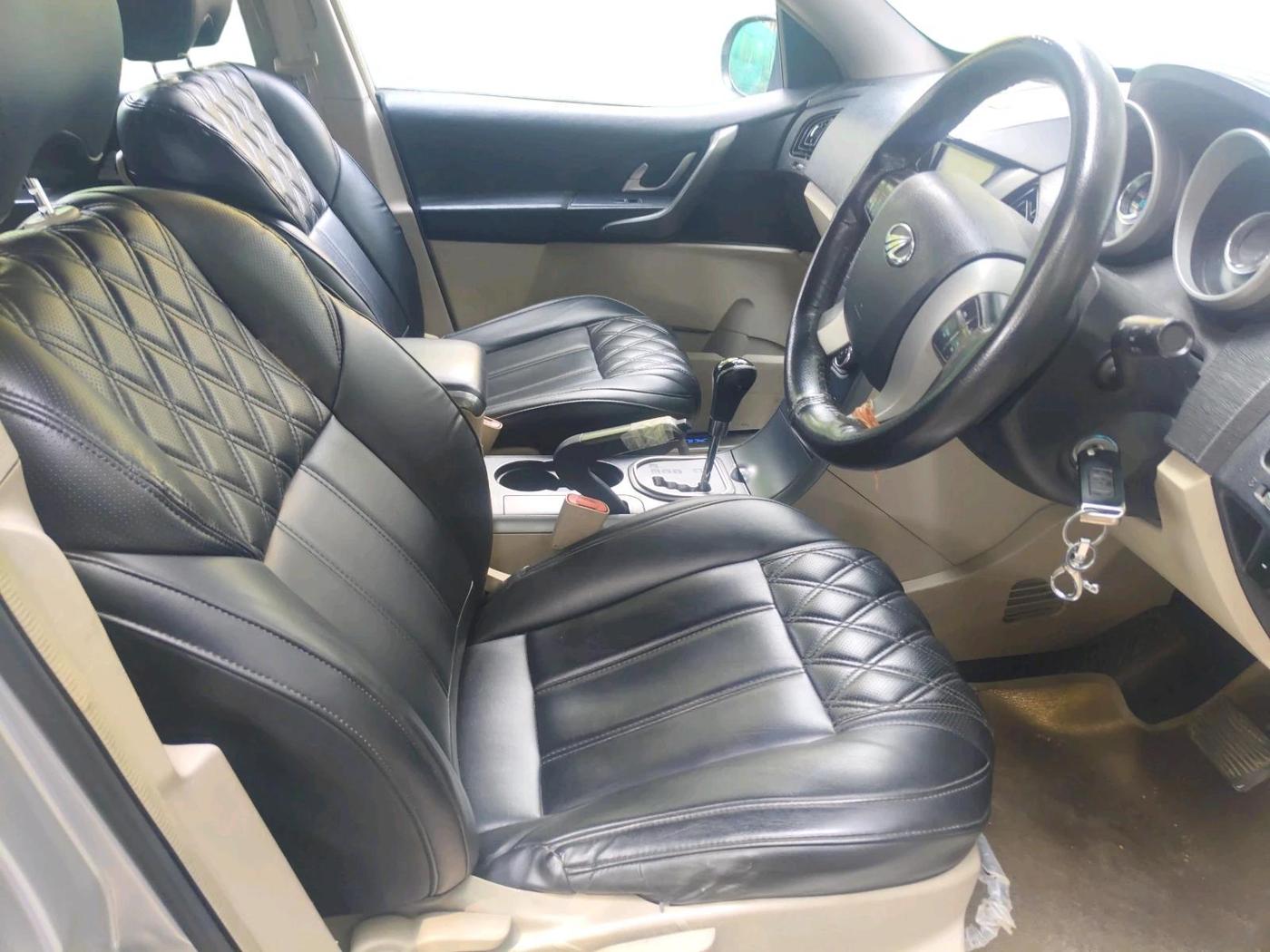 2017 Mahindra XUV500 W6 AT 1.99, Diesel, Automatic, 88,897 km, interior