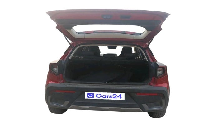 2024 Mahindra XUV 3XO AX5L 1.2 TGDi, Petrol, Manual, 35,344 km, exterior