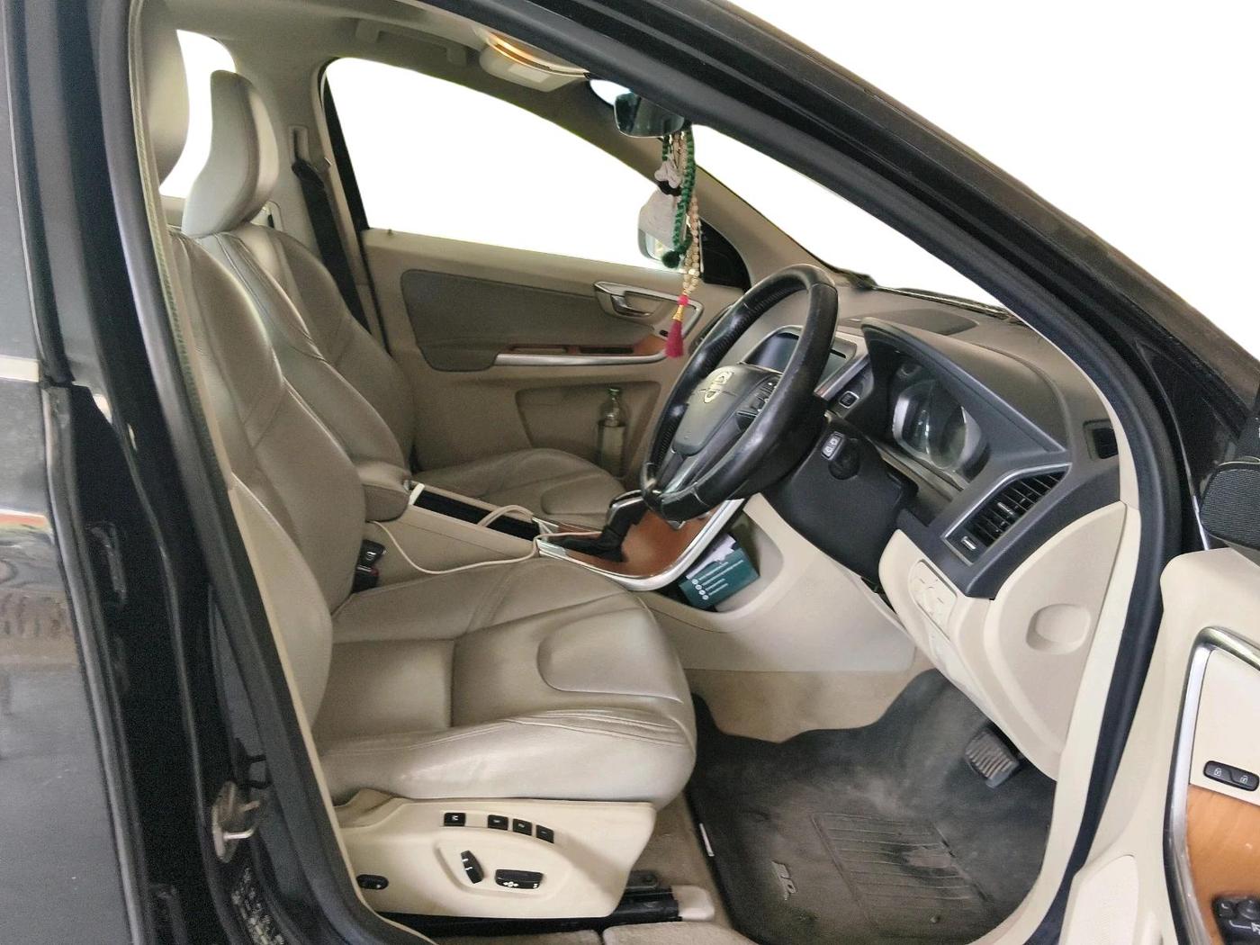 2016 Volvo XC 60 D4 Momentum, Diesel, Automatic, 2,19,069 km, interior