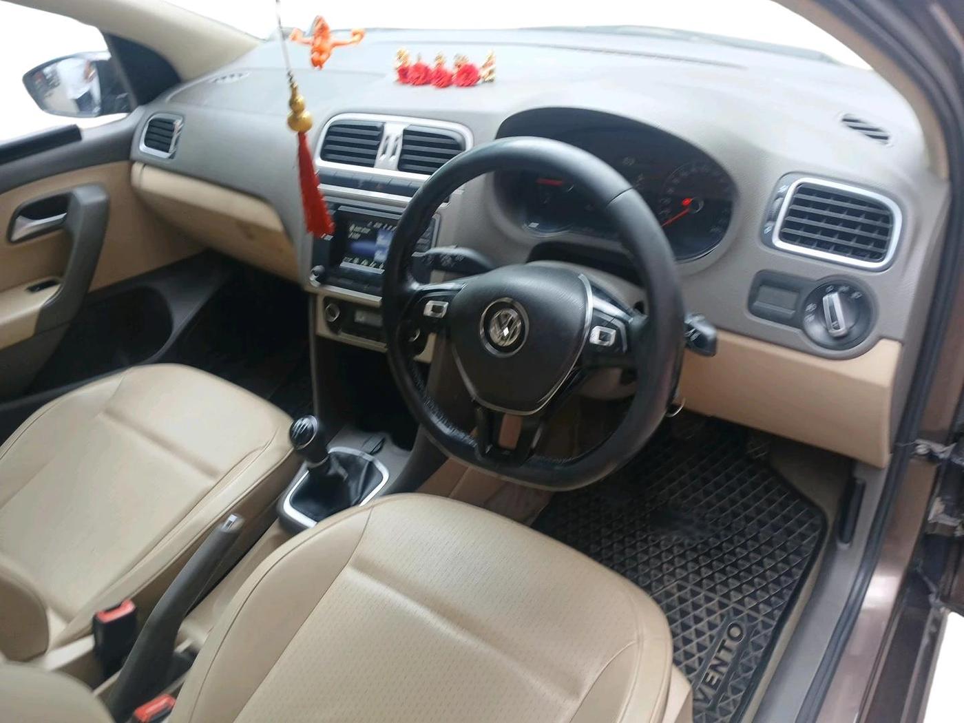 2017 Volkswagen Vento HIGHLINE PLUS 1.5 16 ALLOY, Diesel, Manual, 1,07,345 km, interior