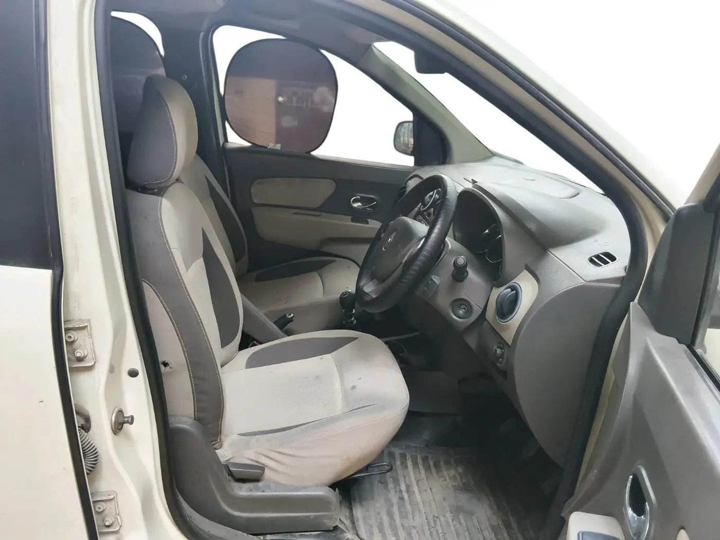 2015 Renault Lodgy 110 PS RXZ, Diesel, Manual, 1,65,222 km, interior